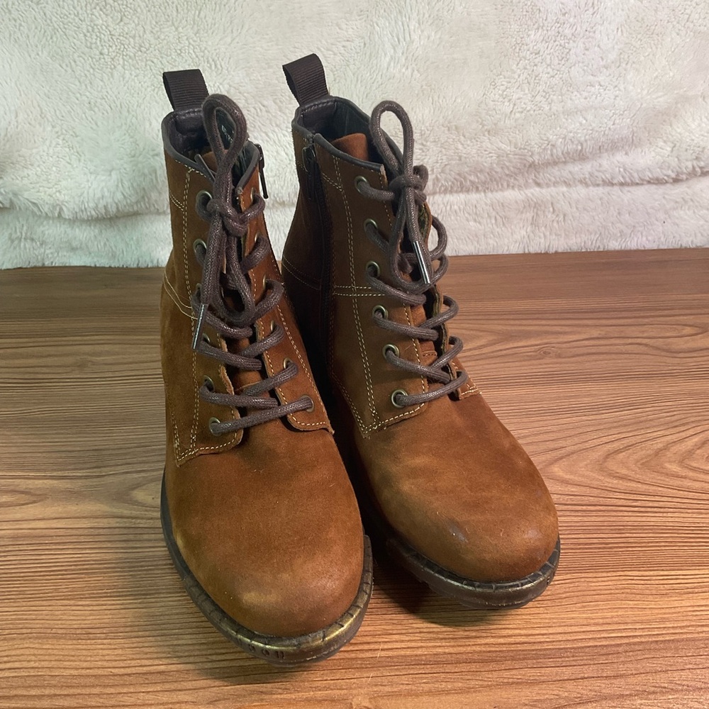 Fly London Brown suede ankle boots size 8 with a casual, boho vibe #ankleboots